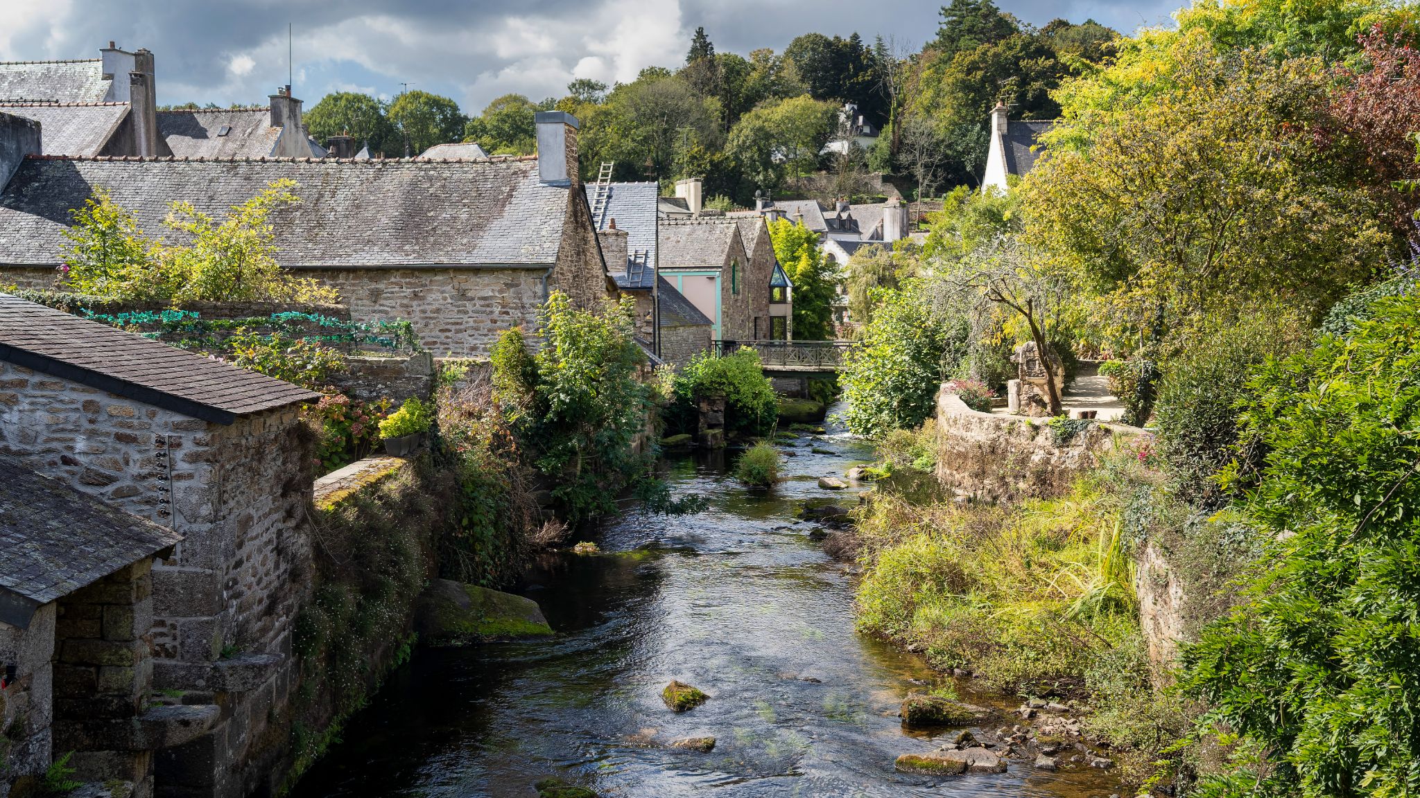 Die Lavoirs de l'Aven in Pont-Aven sind historische Waschhäuser am Fluss Aven, einst Treffpunkt der Wäscherinnen.